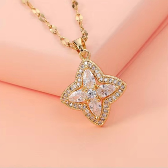 NWT-UNBRANDED FASHION GOLD-TONE SILVER TONE JEWELRY FLOWER NECKLACE NOT 925!! - Picture 2 of 6